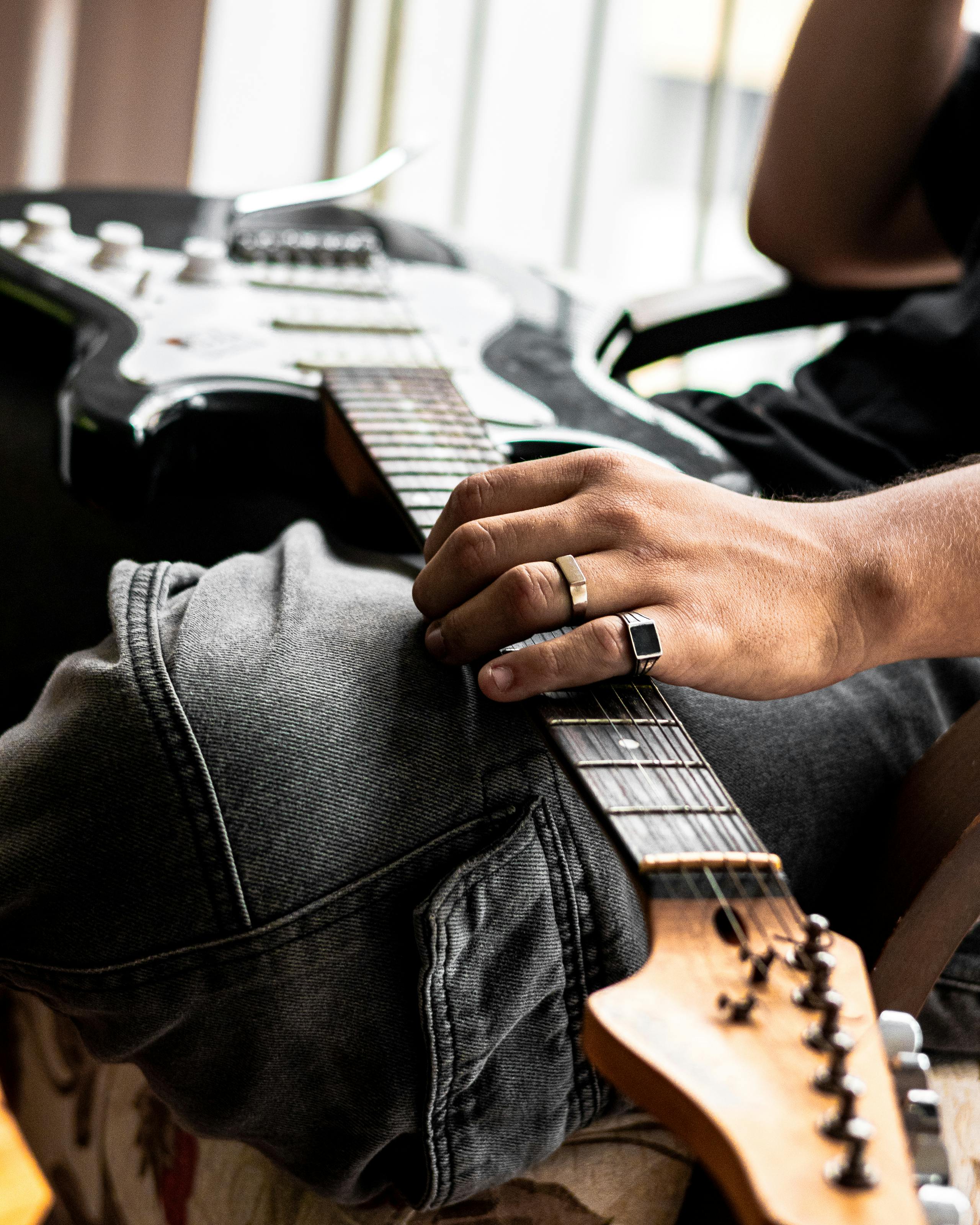 Sugere a distância entre muito estudo e pouca aplicação na música na prática