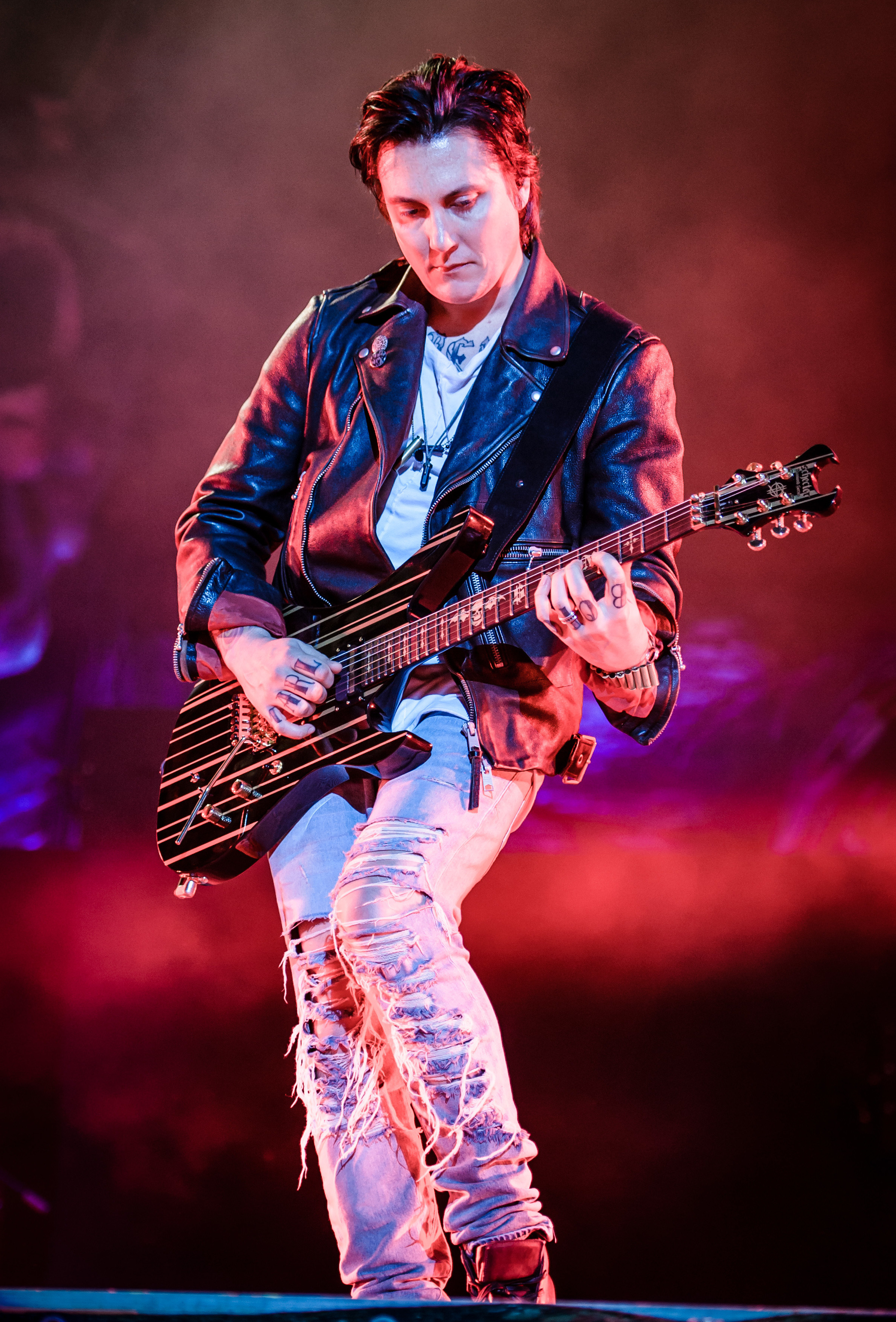 Synyster Gates tocando guitarra no palco