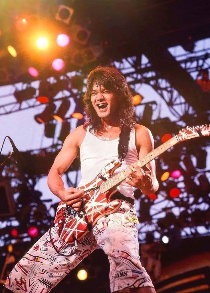 Eddie Van Halen tocando guitarra no palco